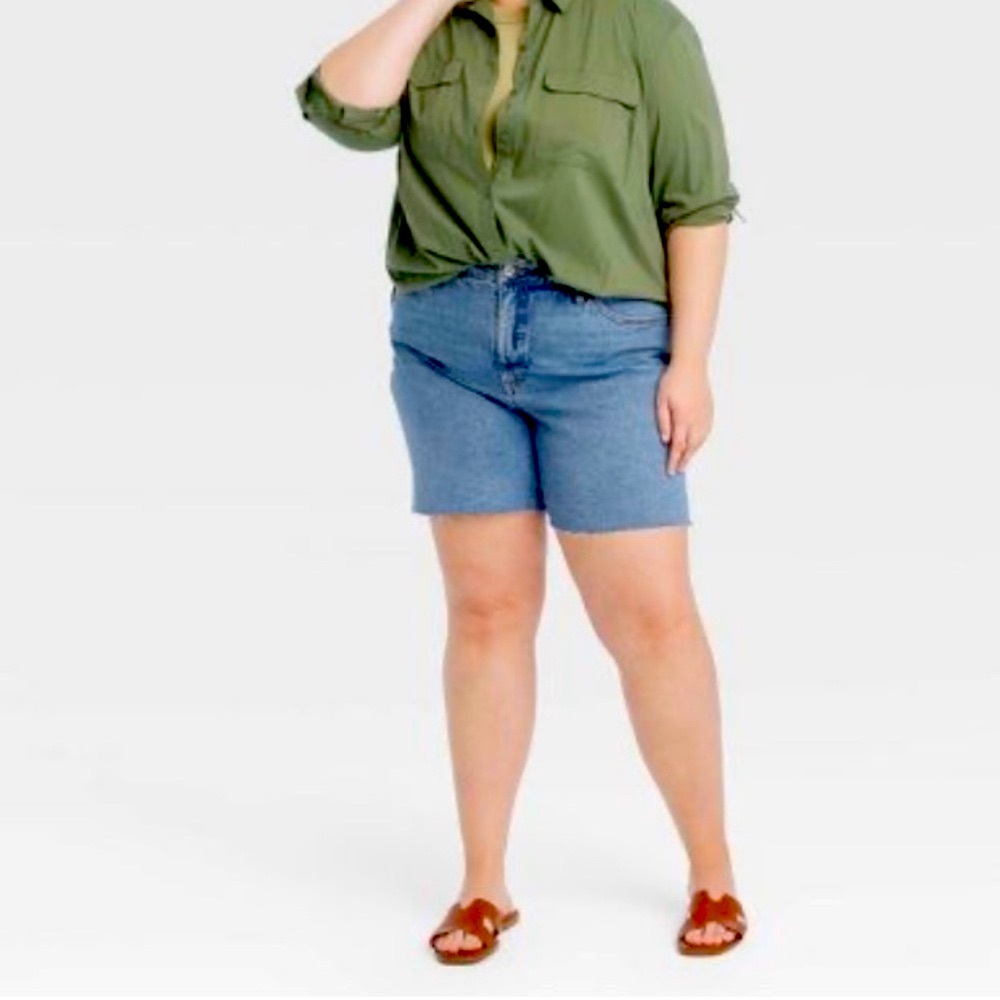 - NEW Ava & Viv Relaxed Bermuda high rise light wash shorts sz 22